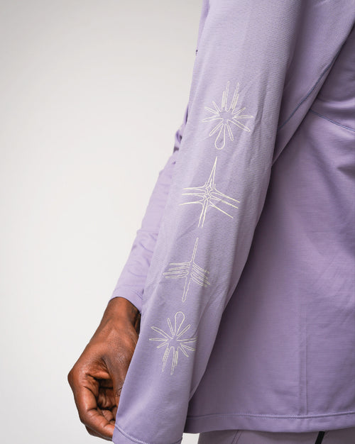 Playera Ligera De Entrenamiento Long Sleeve Con Grafico Lila