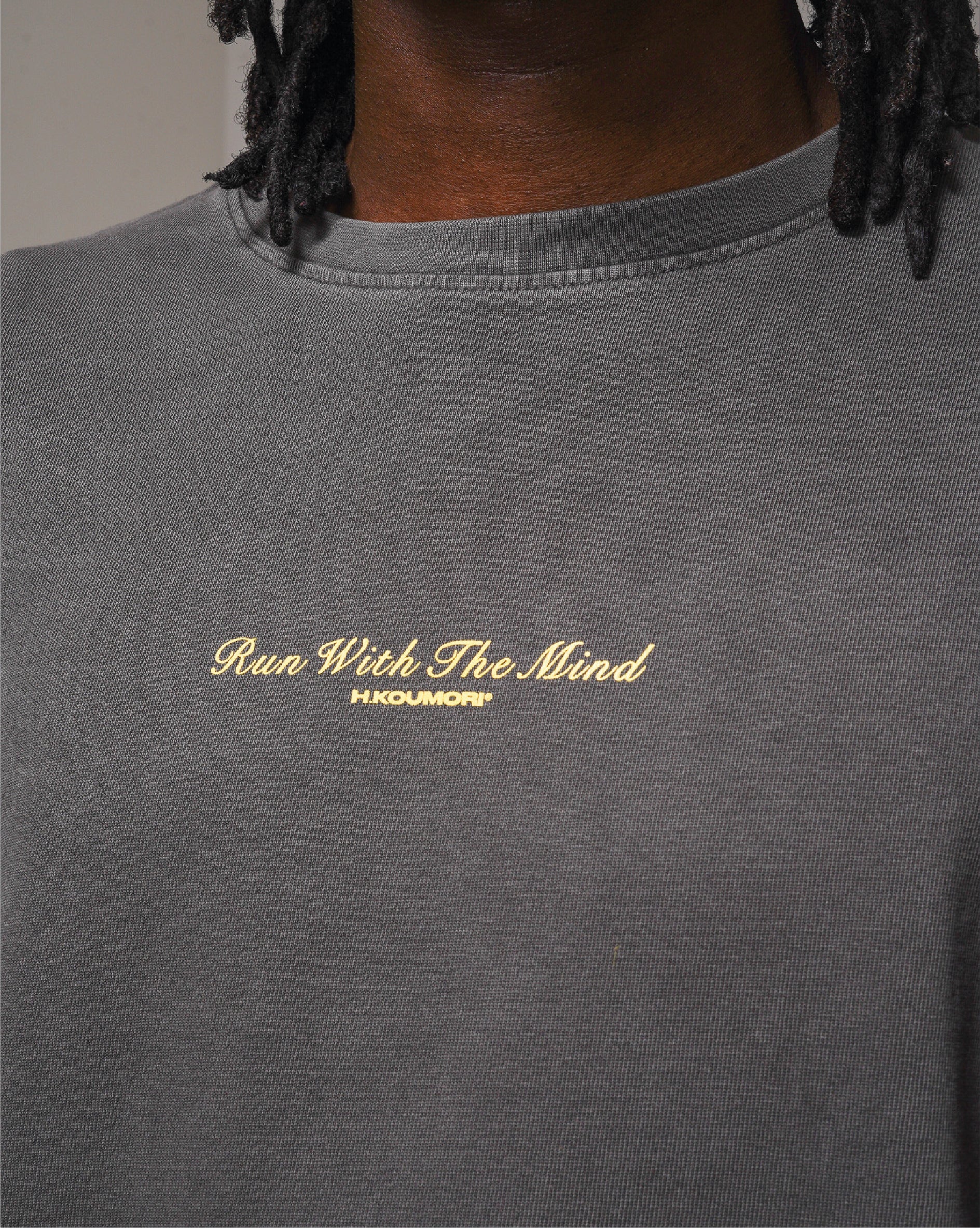 Playera Boulder Con Eslogan Garment Dye