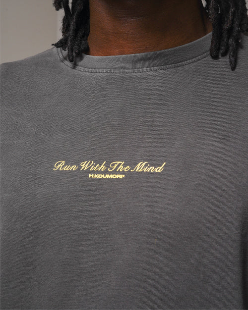 Playera Boulder Con Eslogan Garment Dye