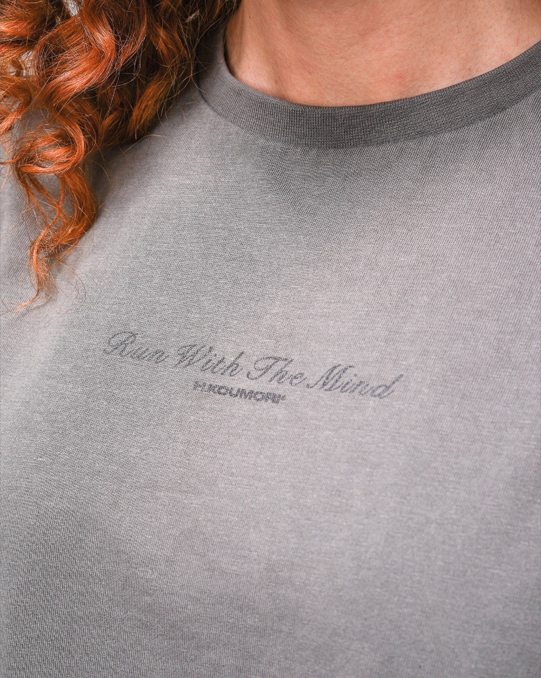 Playera Regular Run With The Mind Garment Dye Para Mujer