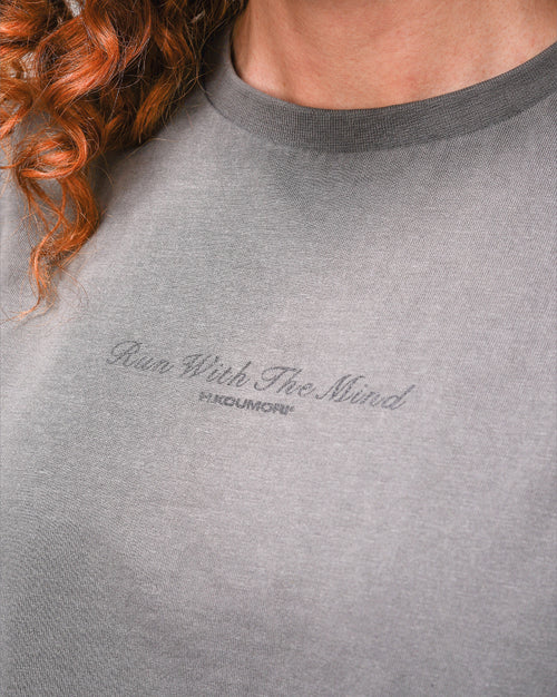 Playera Regular Run With The Mind Garment Dye Para Mujer