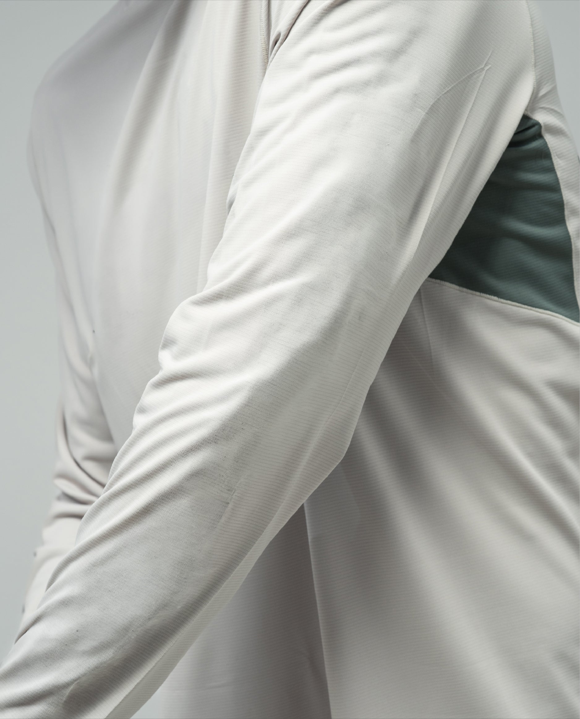 Playera Ligera De Entrenamiento Long Sleeve Silver Cloud