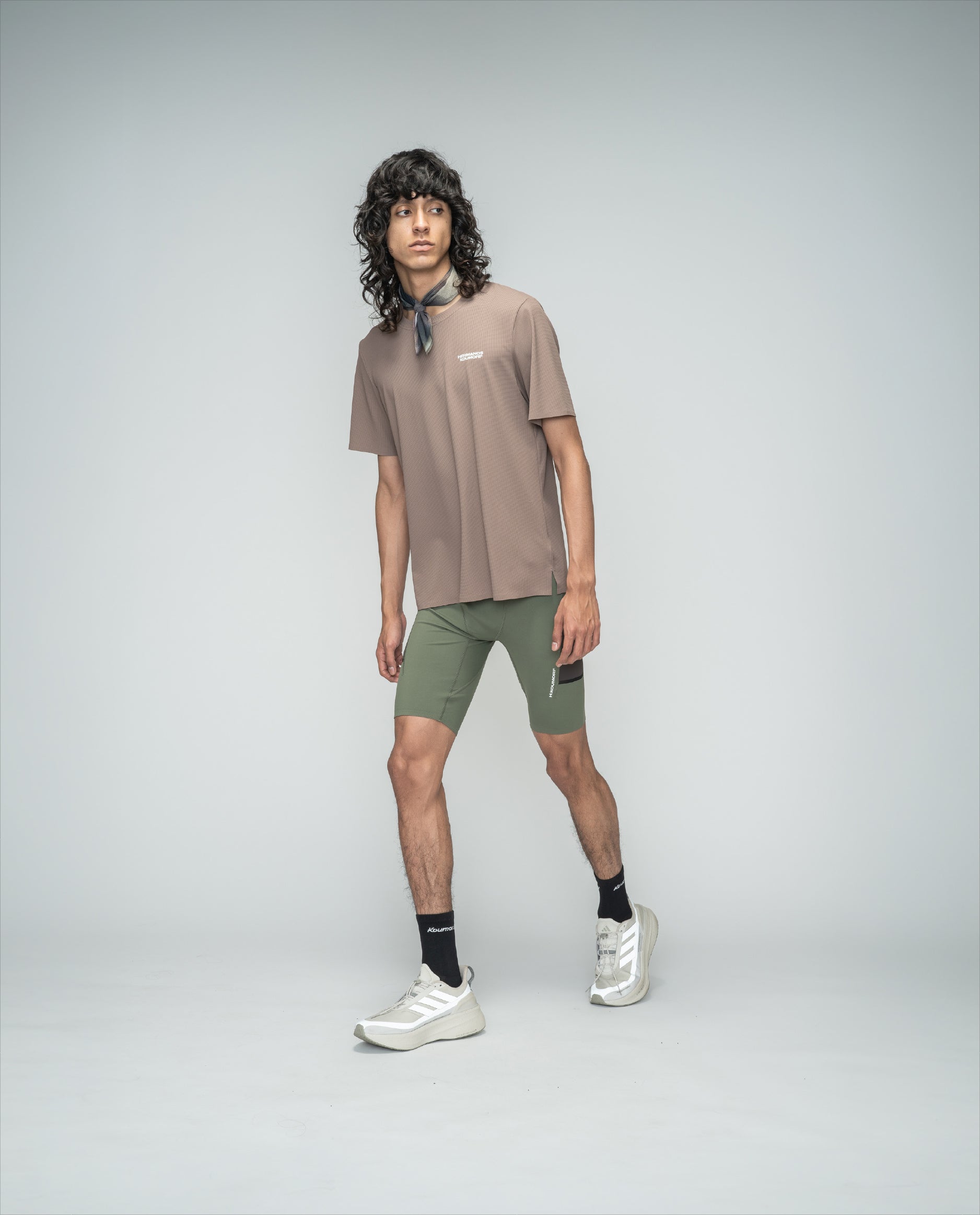 Training T-Shirt Depp Taupe – Hermanos Koumori